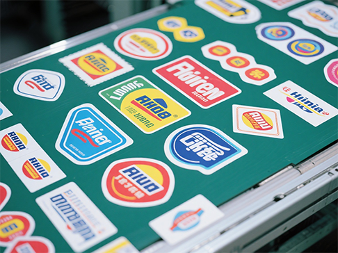 Quel type de contrôleur laser peut être utilisé pour la découpe laser auto-adhésive